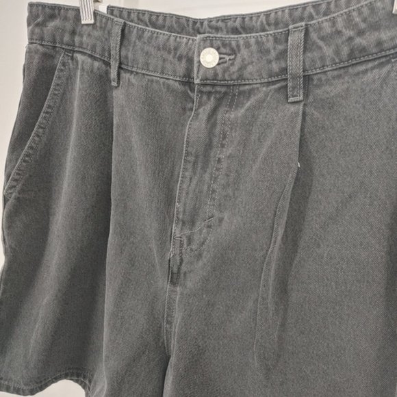 H & M  loose fit shorts - Picture 2 of 6